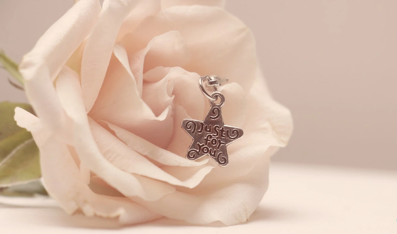 pfi-Buy-Unique-Customized-Jewelry-Online-Dos-and-Donts-16112023