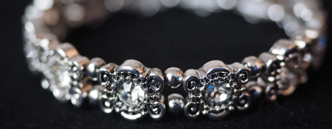 pfi-Radiant-Elegance-A-Guide-to-Choosing-and-Styling-Diamond-Bangles-03112023