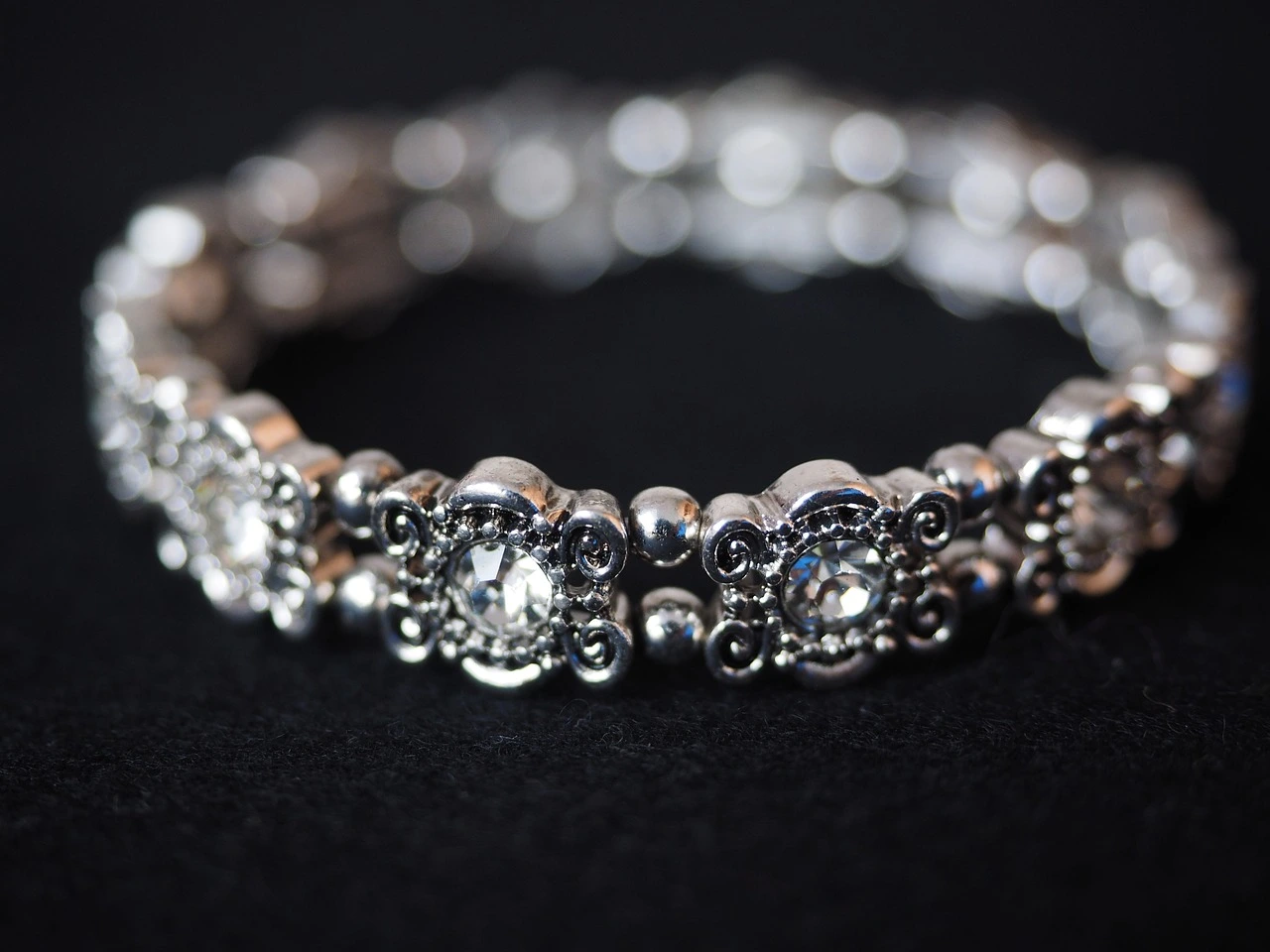 pfi-Radiant-Elegance-A-Guide-to-Choosing-and-Styling-Diamond-Bangles-03112023