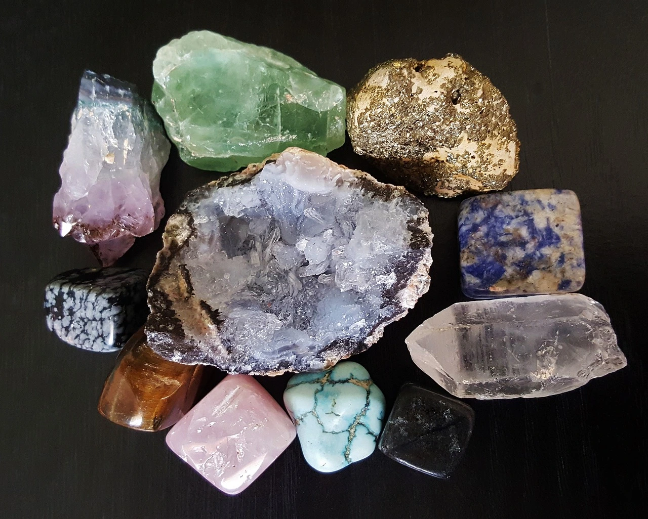 pfi-Semi-Precious-Stones-in-Fashion-Trends-and-Styling-Tips-03112023